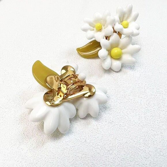 New! $148 Lele Sadoughi Petunia Bouquet Clip-On Earrings - Picture 4 of 5